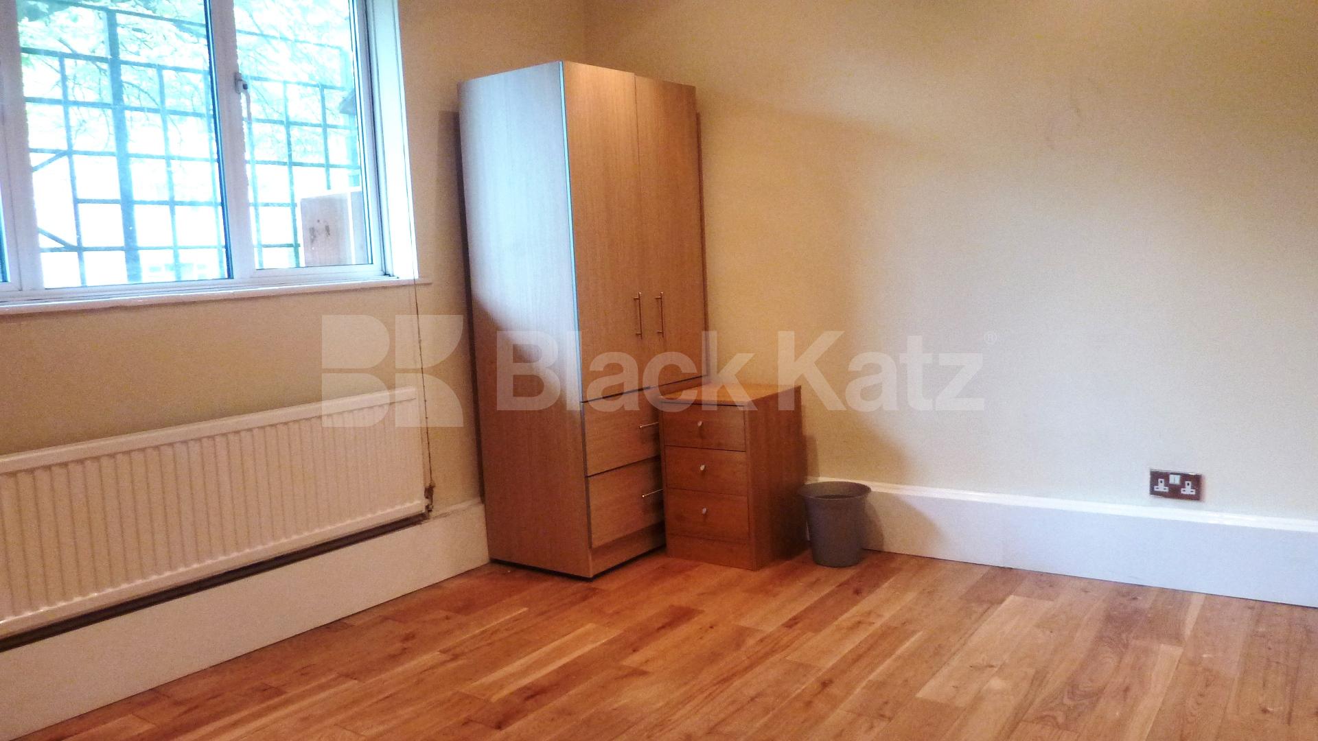 			IDEAL FOR 3 SHARERS!, 2 Bedroom, 1 bath, 1 reception Flat			 Rochester Square, CAMDEN  